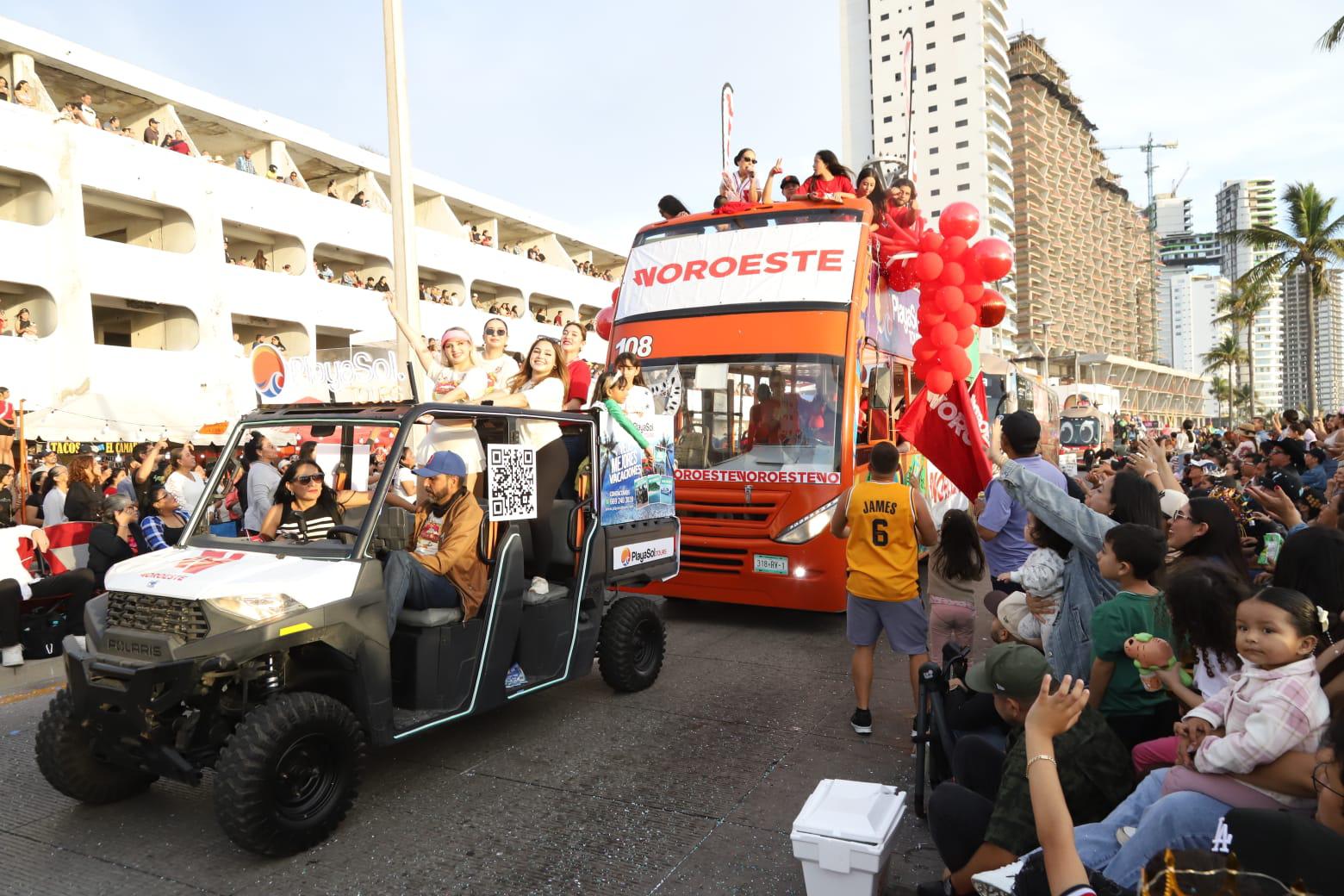 $!Noroeste enciende el ambiente en el desfile del Carnaval de Mazatlán