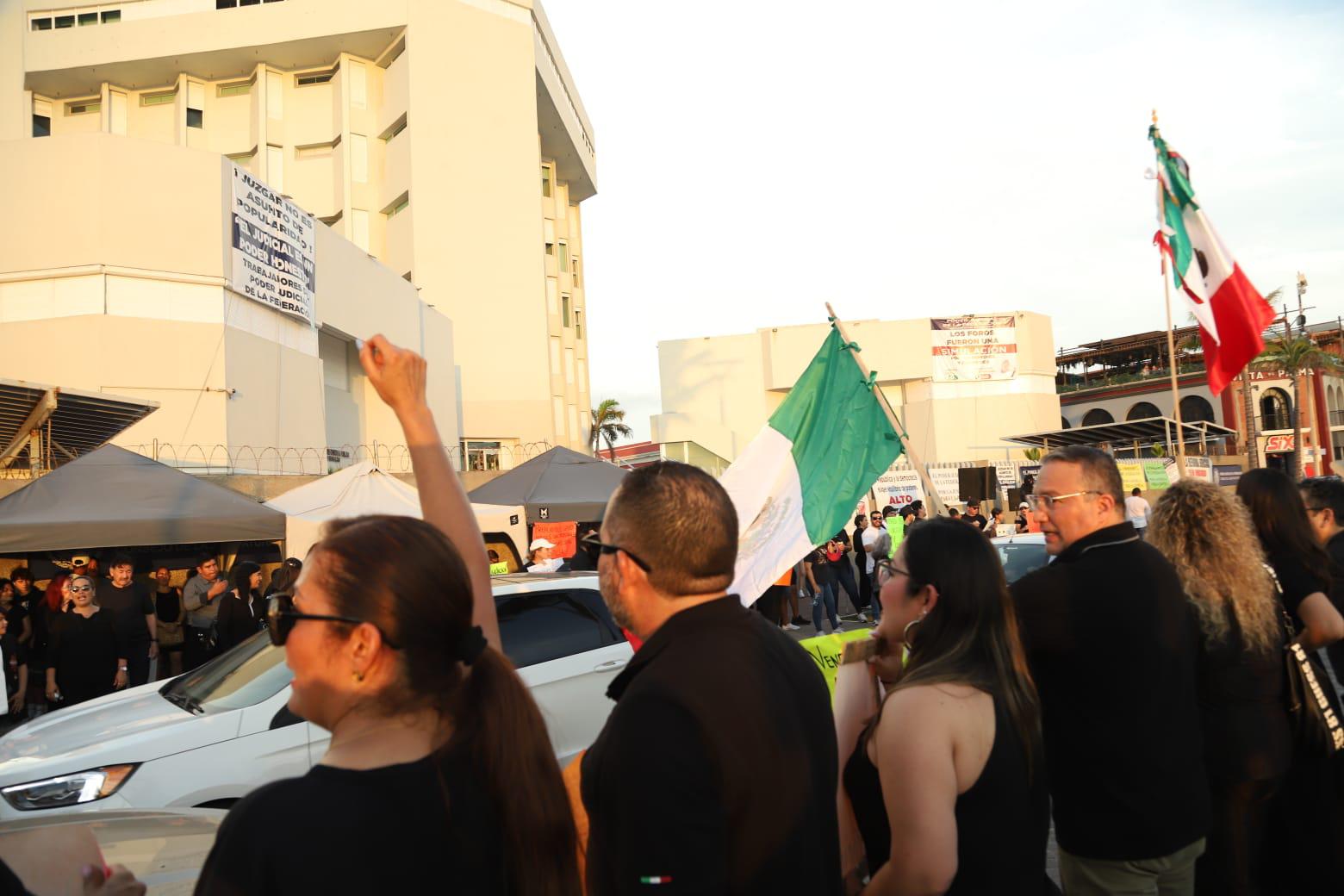 $!Marchan en Mazatlán por la defensa de la autonomía del Poder Judicial