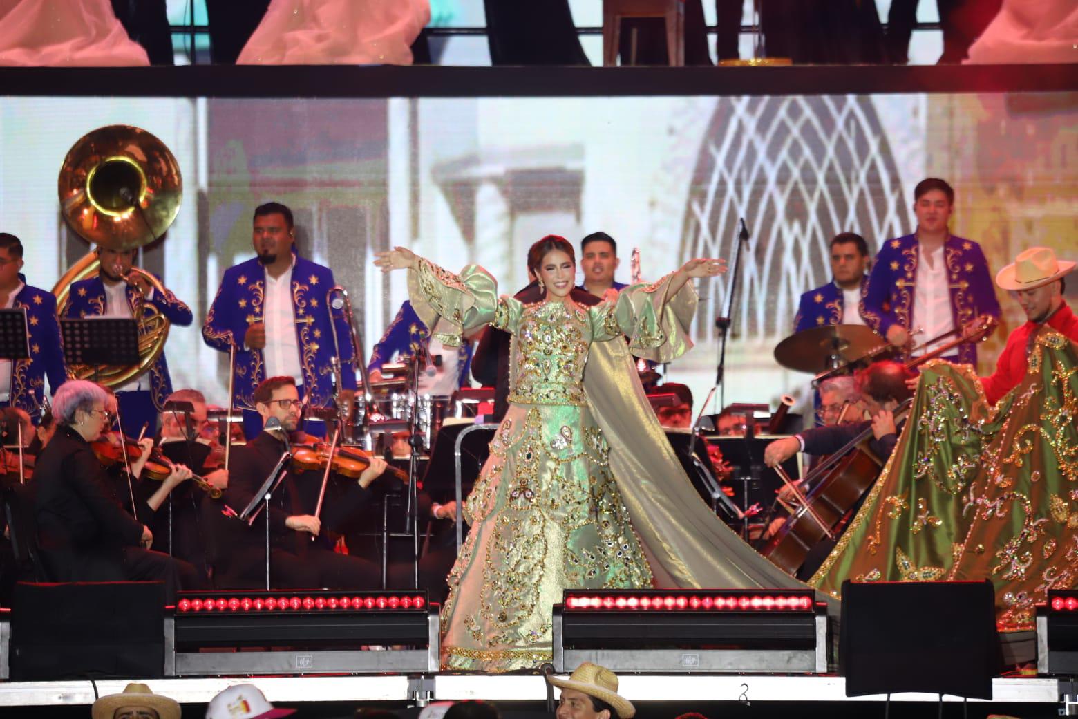 $!Mariana I recibe sus atributos reales como Reina de los Juegos Florales del Carnaval de Mazatlán 2026