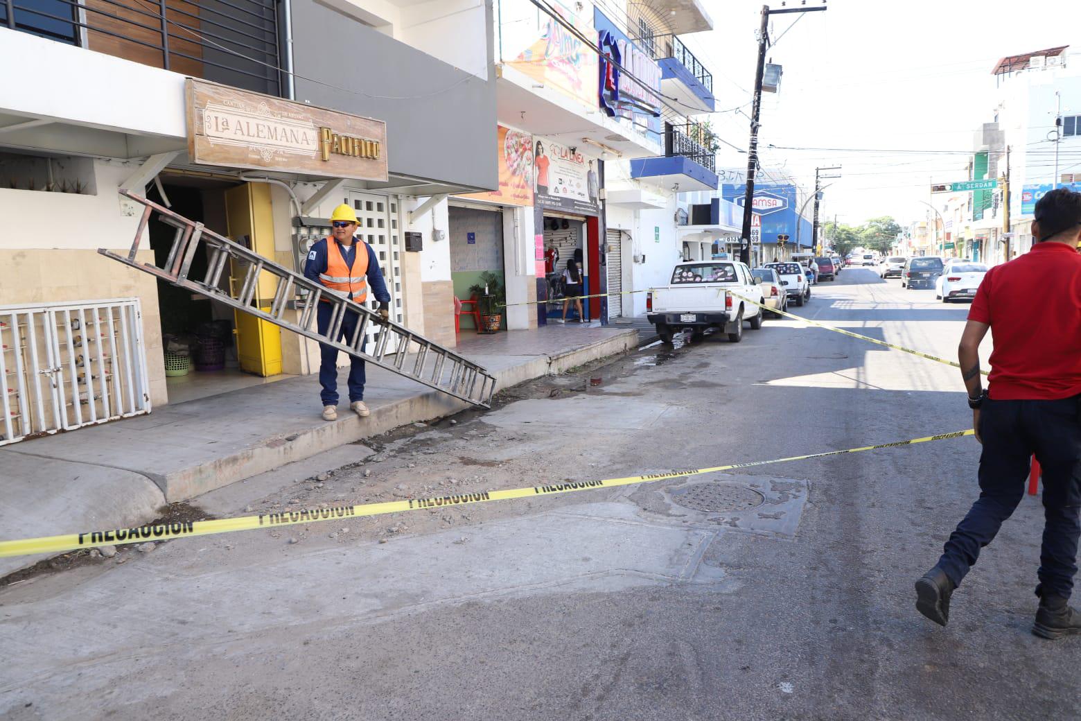 $!Trabajador recibe descarga eléctrica al tocar cables de alta tensión con escalera de aluminio, en el Centro de Mazatlán