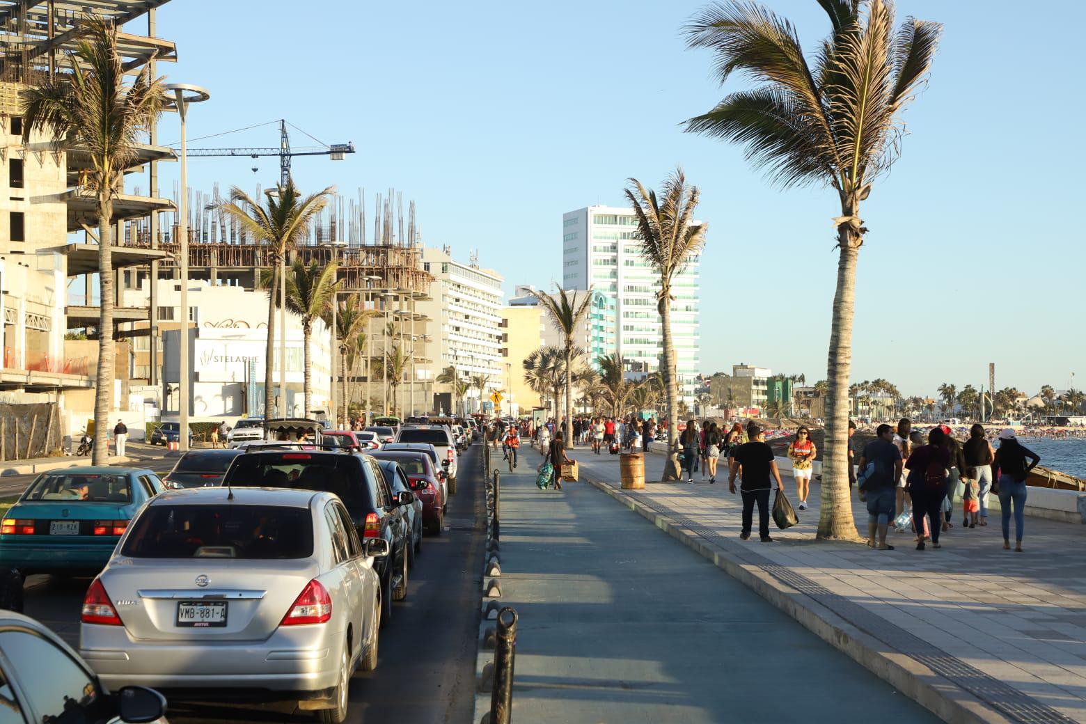 $!Registra Mazatlán récord en playas: 140 mil bañistas en un solo día