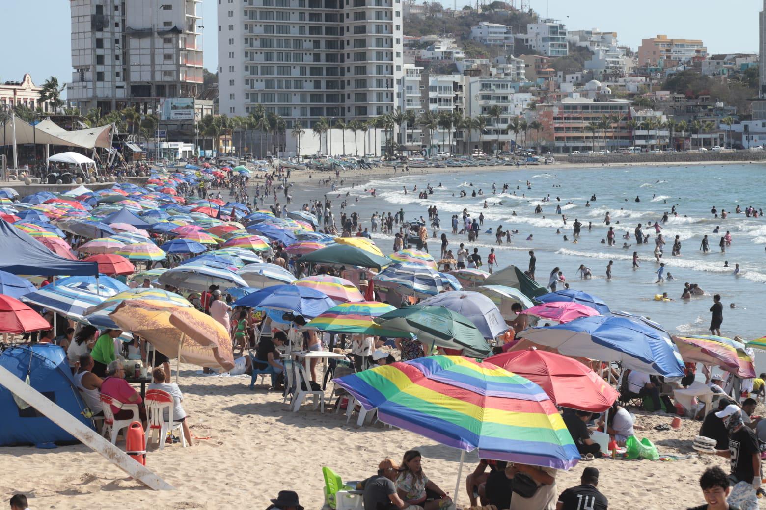 $!Disminuye la afluencia de turistas en playas de Mazatlán este Sábado de Gloria