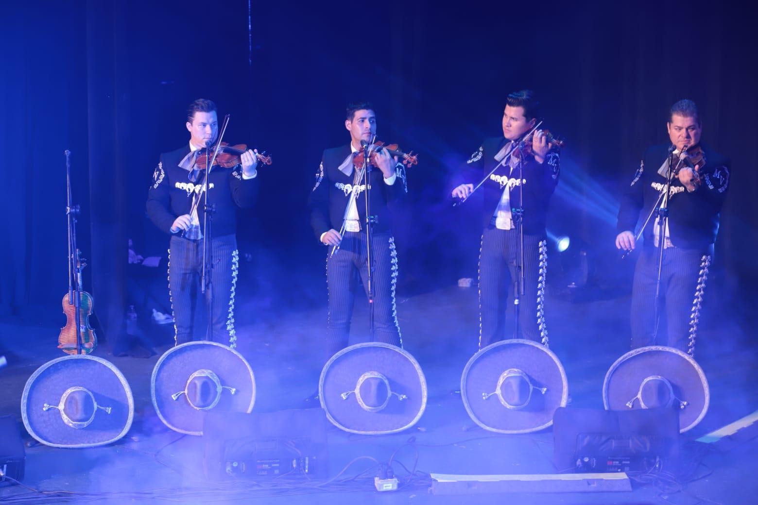 $!El legendario mariachi ofreció un emotivo recorrido por los grandes éxitos del folclore mexicano.