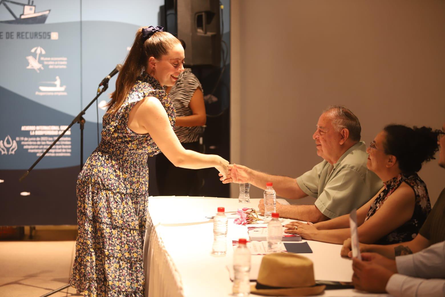 $!Sarah Holcombe disfrutó de la emotiva ceremonia que reunió a artistas, alumnos y promotores culturales.