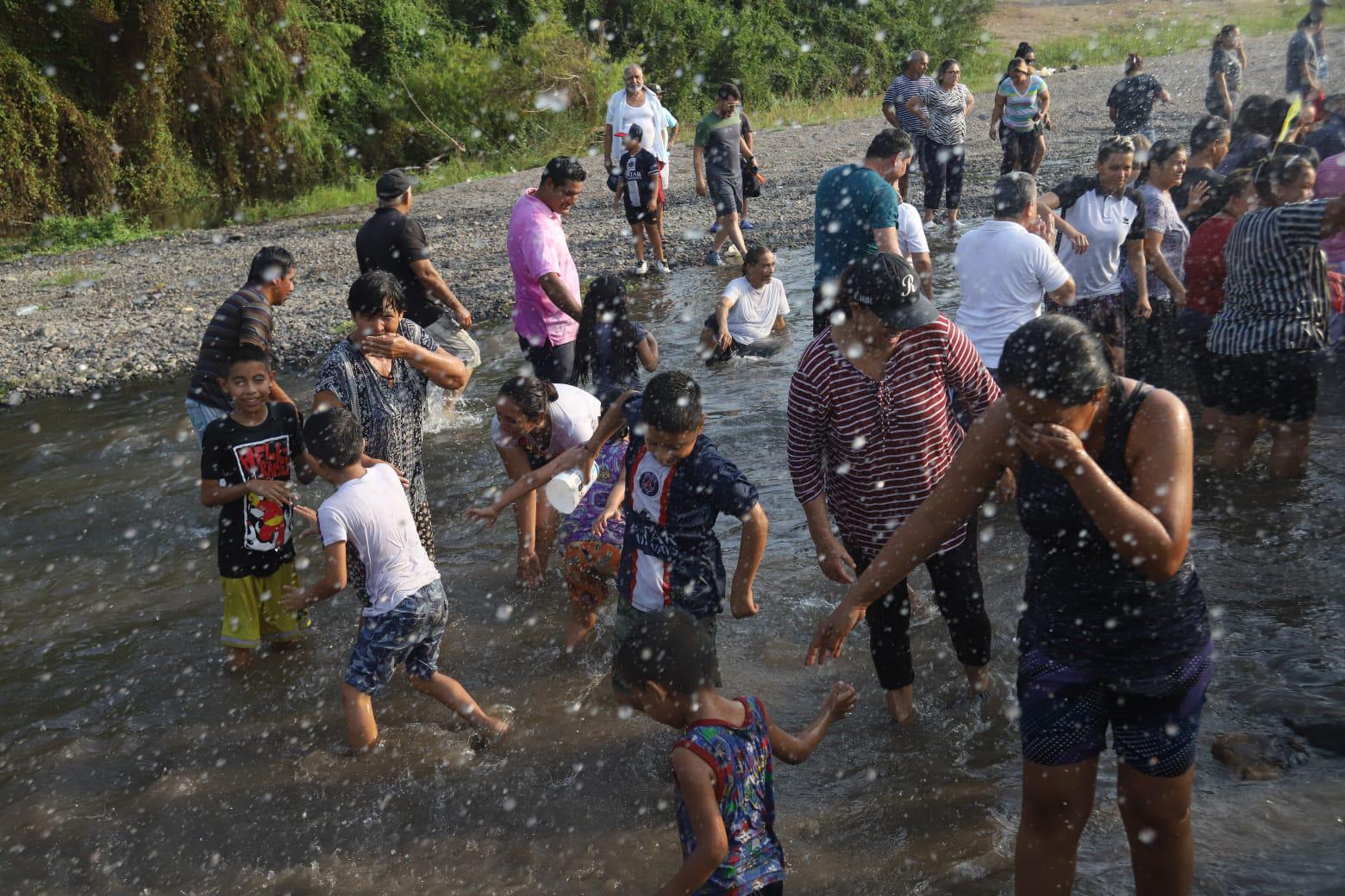 $!Bañan a San Juan en las aguas del Río Presidio; le piden lluvias