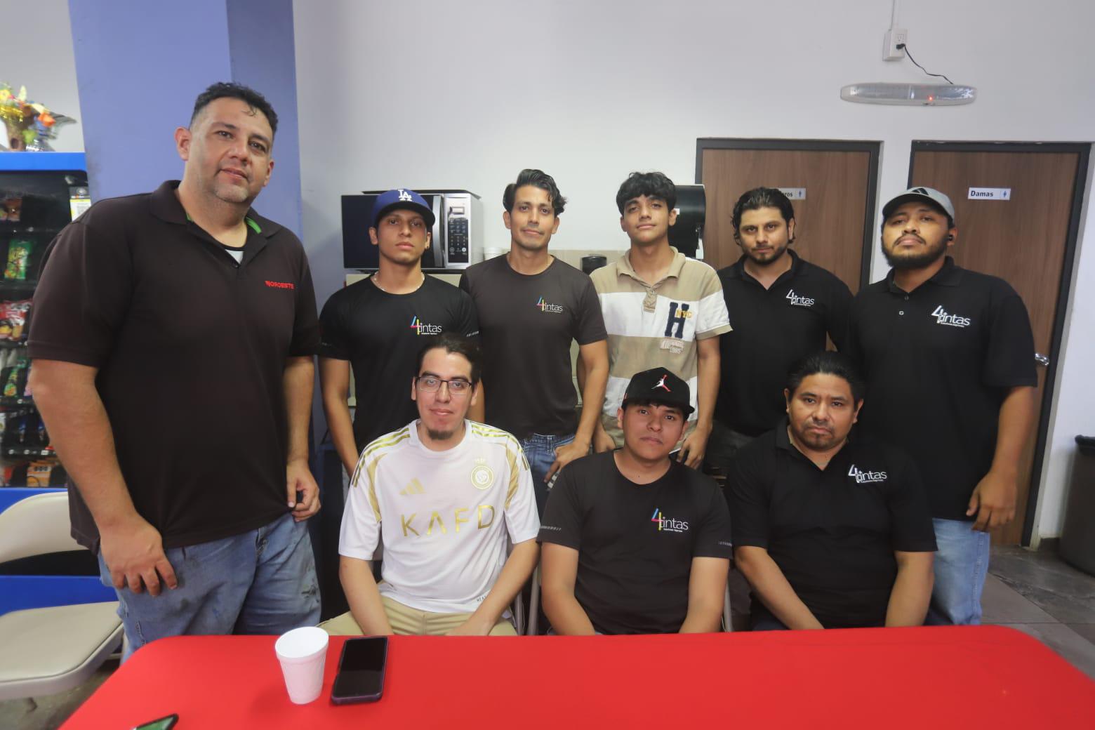 $!Los chicos de prensa se toman la fotografía del recuerdo.