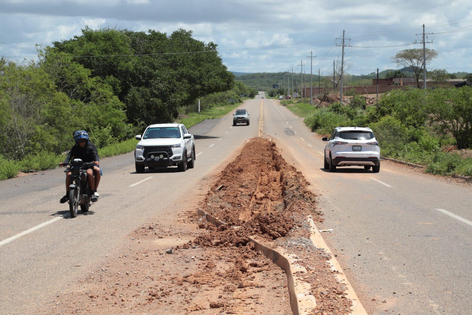 $!Denuncian riesgo vial por camellón sin señalización en avenida Mario Arturo Huerta, en Mazatlán