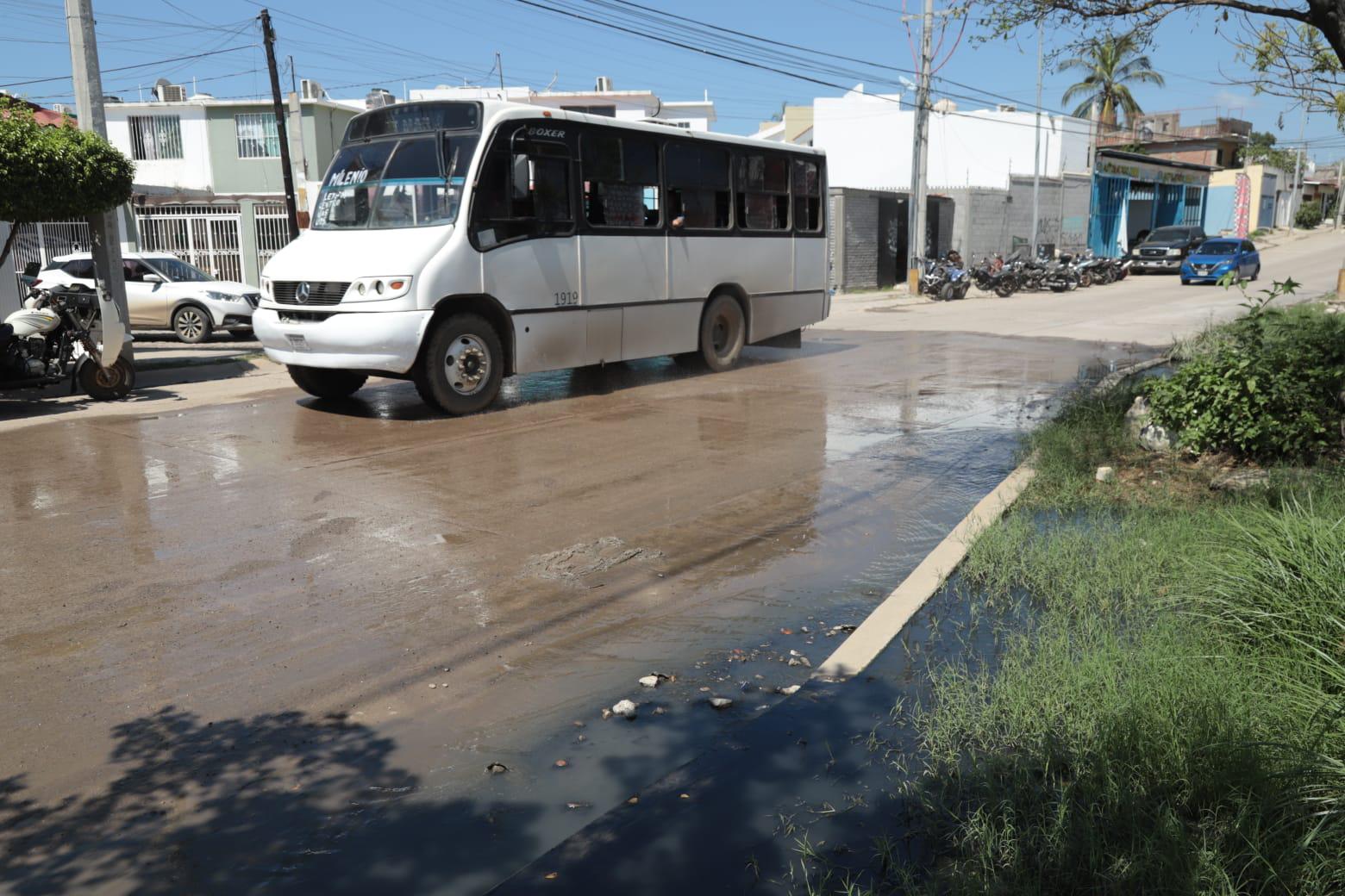 $!Fugas de drenaje inundan tramo de la avenida Santa Rosa, en Mazatlán