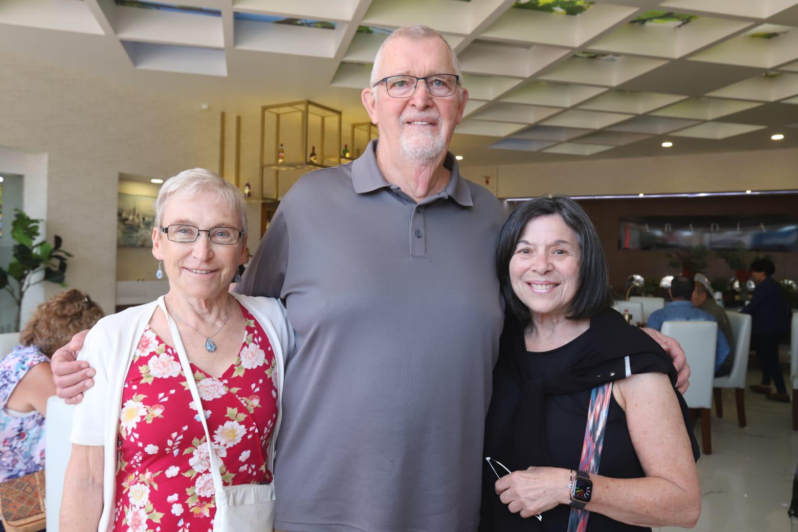 $!Sheila Herskovitz, Colin Lowden y Mary Saunders.