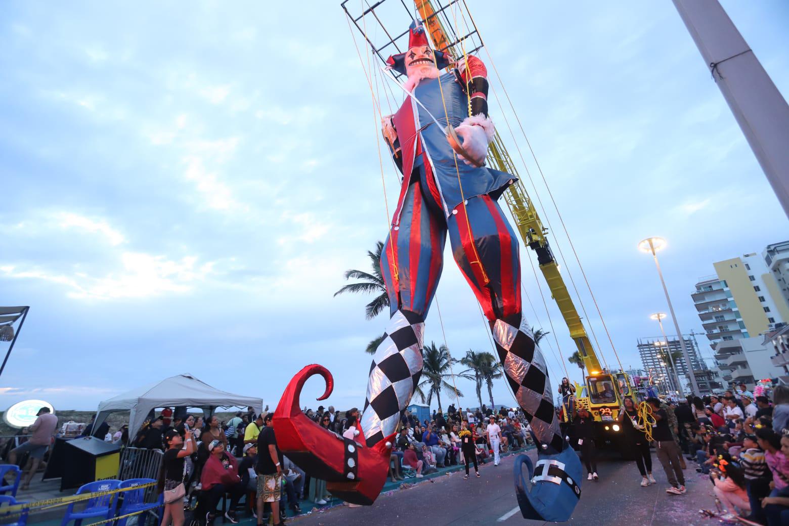 $!Se despide la realeza con emotividad en el segundo y último desfile del Carnaval de Mazatlán 2024
