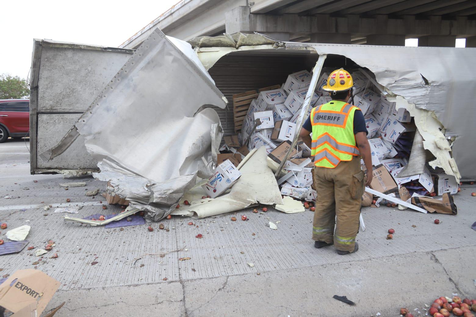 $!Tráiler cargado de manzanas vuelca en Libramiento Mazatlán