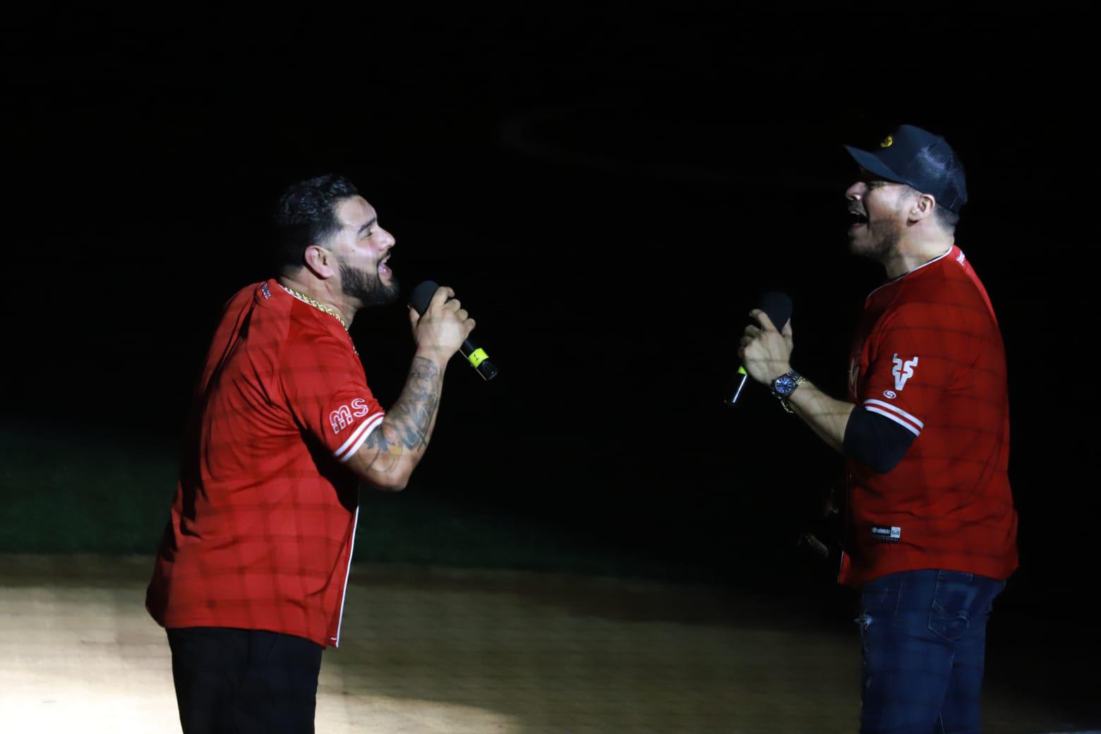 $!Después del acto, los vocalistas de la MS se aventaron un “palomazo”.