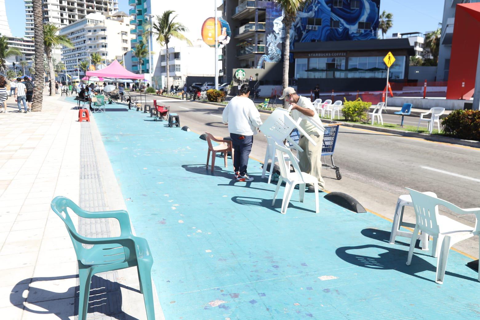 $!Ocupan ya sus lugares locales y turistas para el segundo desfile del Carnaval de Mazatlán