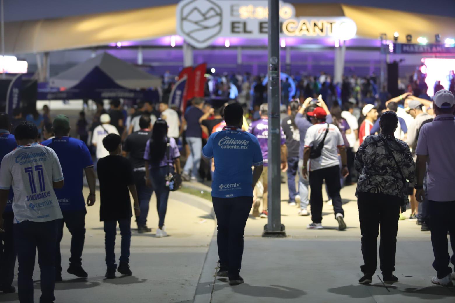 $!Fiesta celeste en Mazatlán: La Máquina tiñe de azul el estadio El Encanto