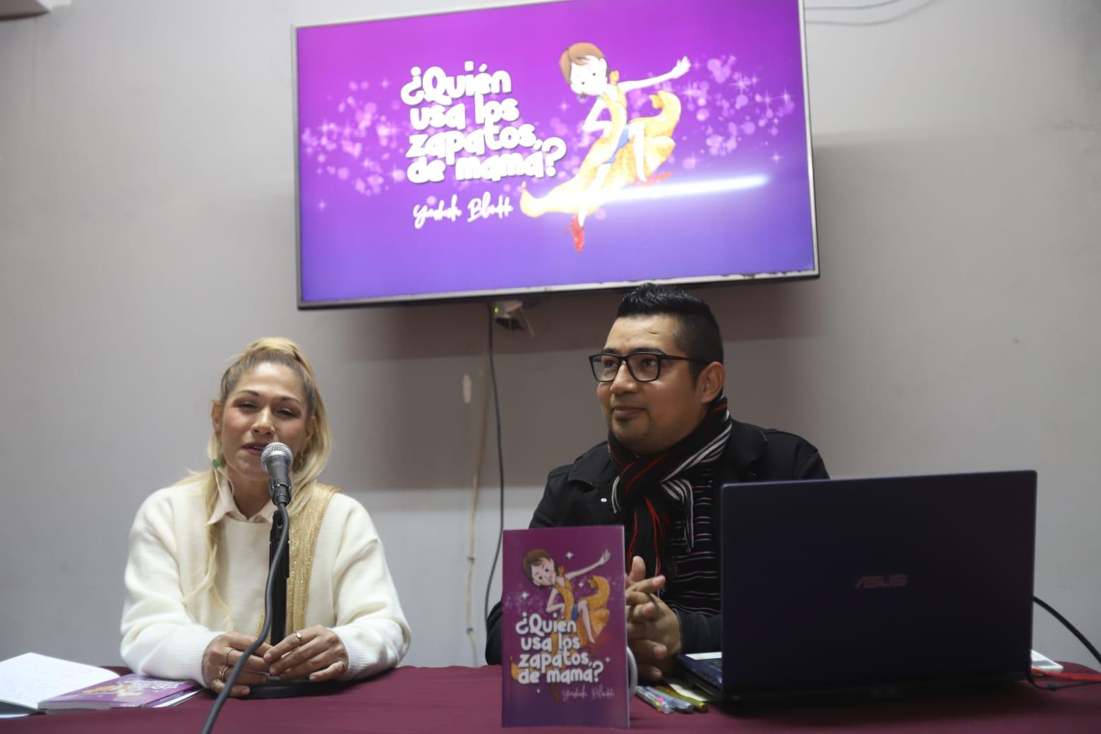 $!El escritor estuvo acompañado por la también escritora Sabrina Tolosa de los Santos, quien comentó su novela.