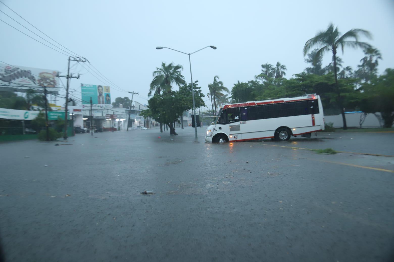 $!Quedan bajo el agua y basura en la Insurgentes cada que llueve