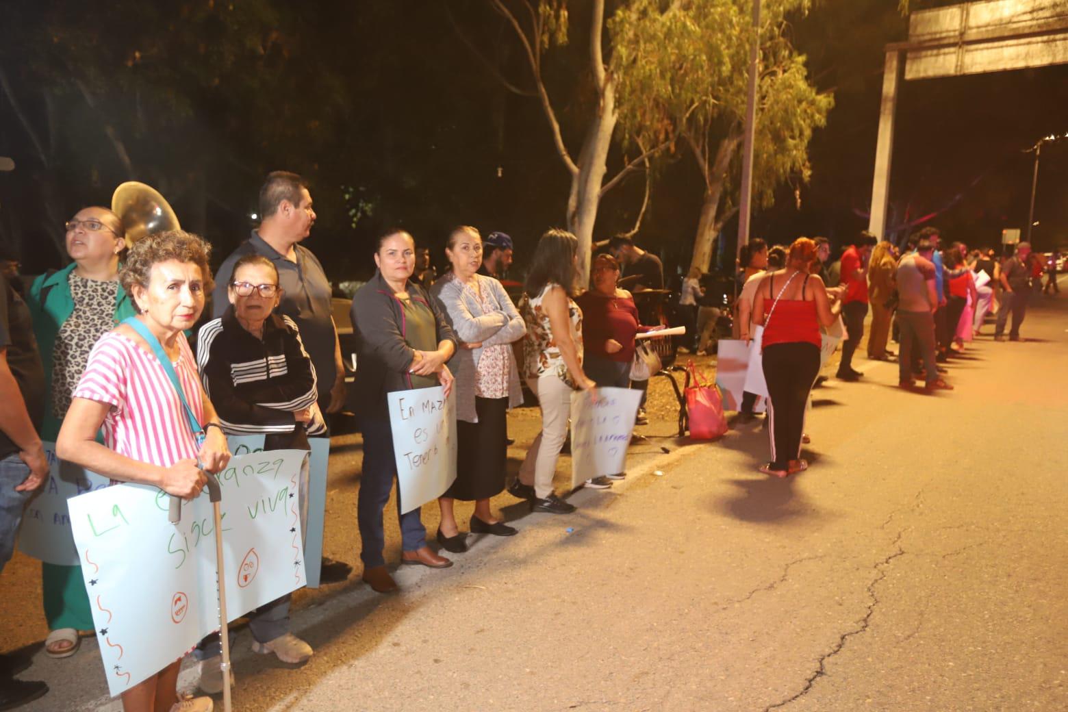 $!‘Estoy con Sinaloa’, afirma Claudia Sheinbaum en su llegada a Mazatlán