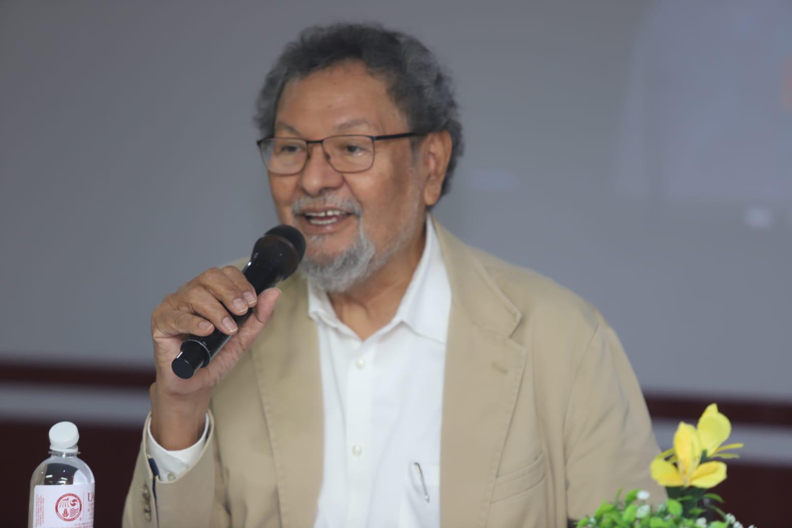 $!Durante la charla, el autor sinaloense motivó a los jóvenes a hacer de su vida su propio estilo a través de los libros.