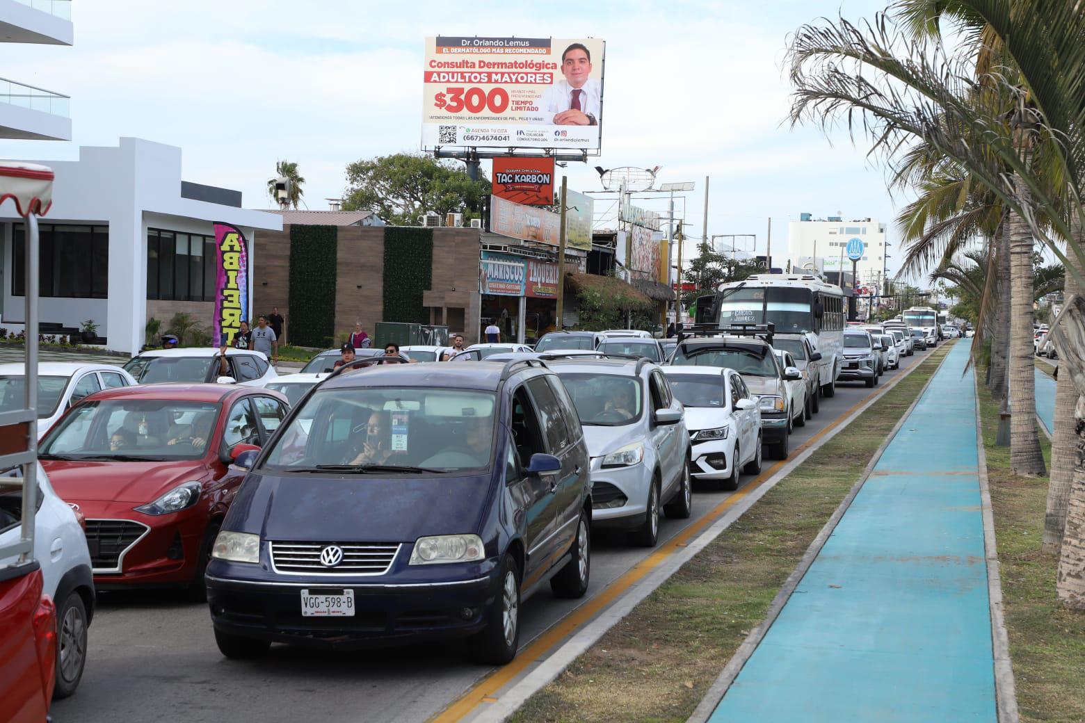 $!... Y ahora aurigueros y pulmoneros bloquean la Rafael Buelna y ‘ahorcan’ la vialidad en la zona turística