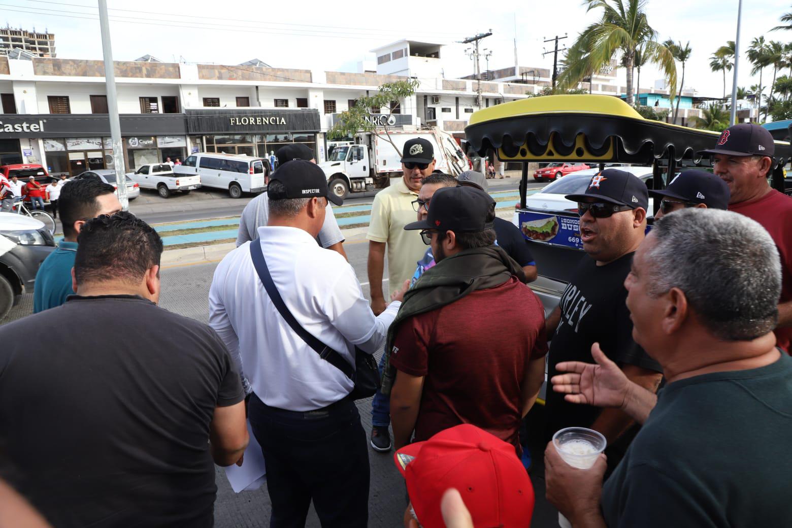 $!... Y ahora aurigueros y pulmoneros bloquean la Rafael Buelna y ‘ahorcan’ la vialidad en la zona turística