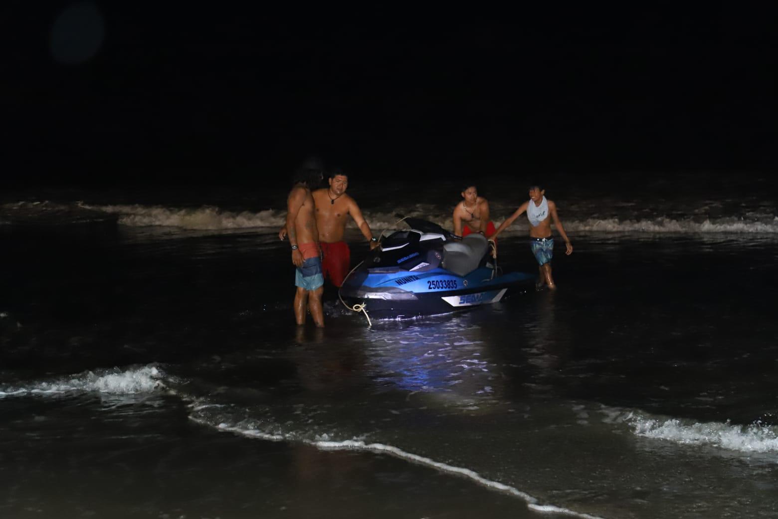 $!Rescatan a bañistas y prestador de servicios a la deriva en motos acuáticas en Mazatlán