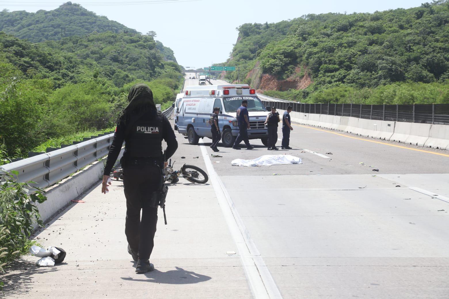 $!Mujer motociclista muere arrollada por vehículo en Mazatlán