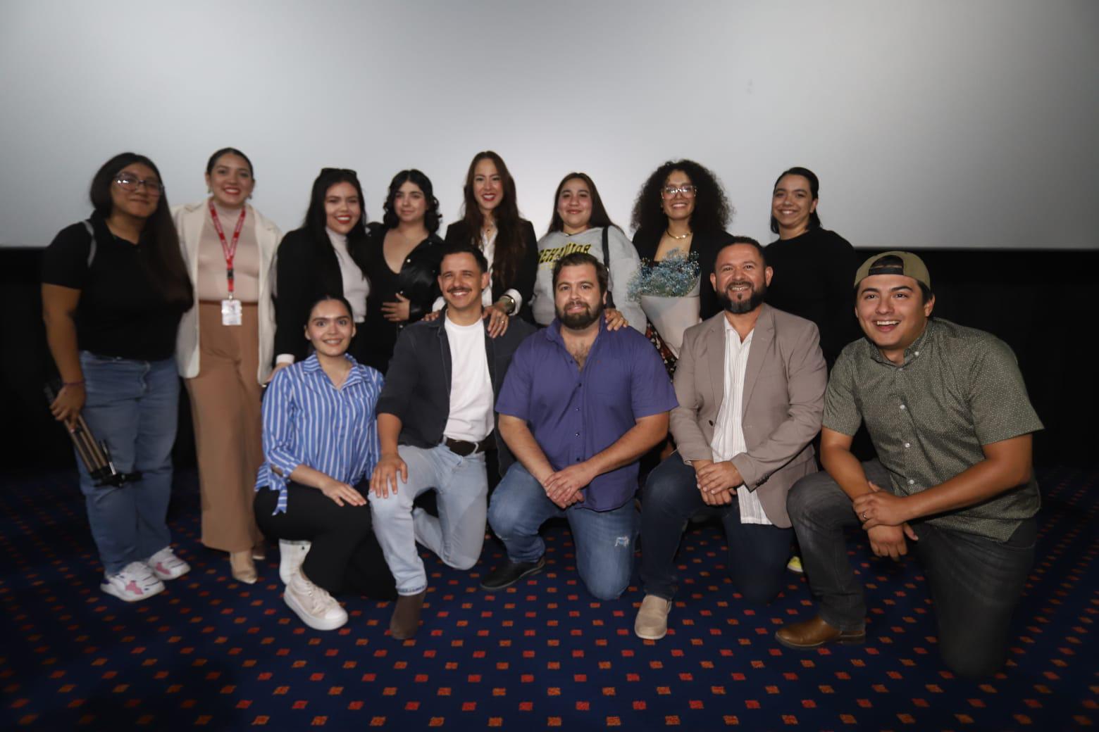 $!Isaac Aranguré, los chefs Carolina Zataráin y Jorge Zorrilla se toman la fotografía del recuerdo con el equipo de producción en lo que fue la premier de A qué sabe Sinaloa.
