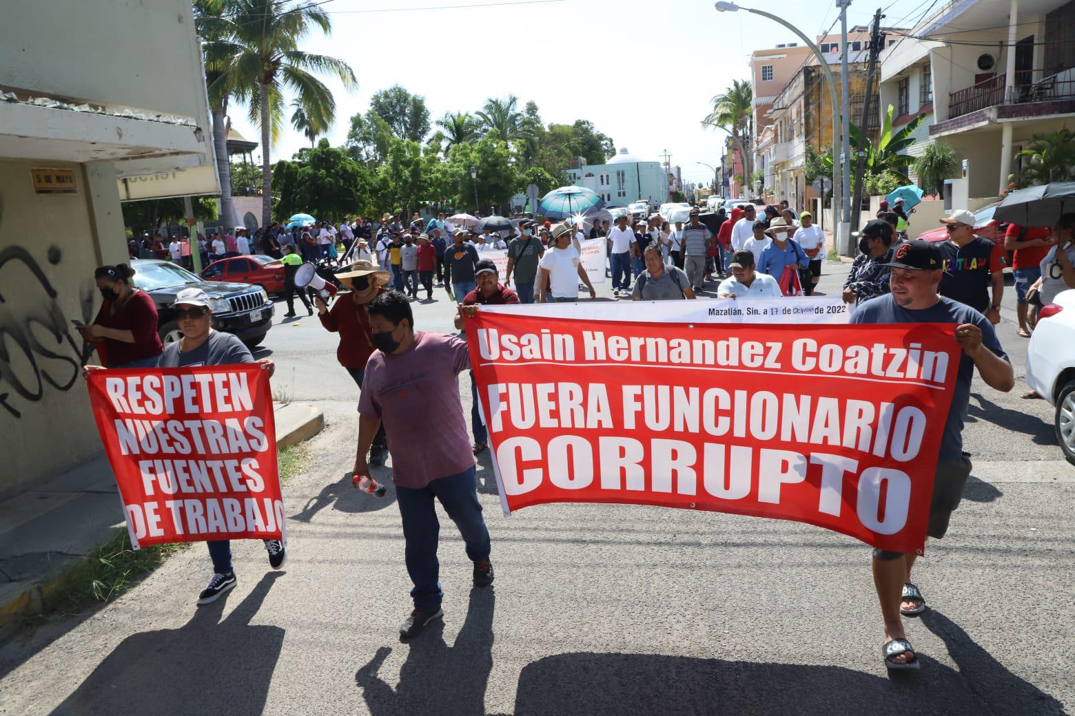 $!Vendedores de playa de Mazatlán exigen que Profepa regule permisos; denuncian hostigamiento de Oficialía Mayor