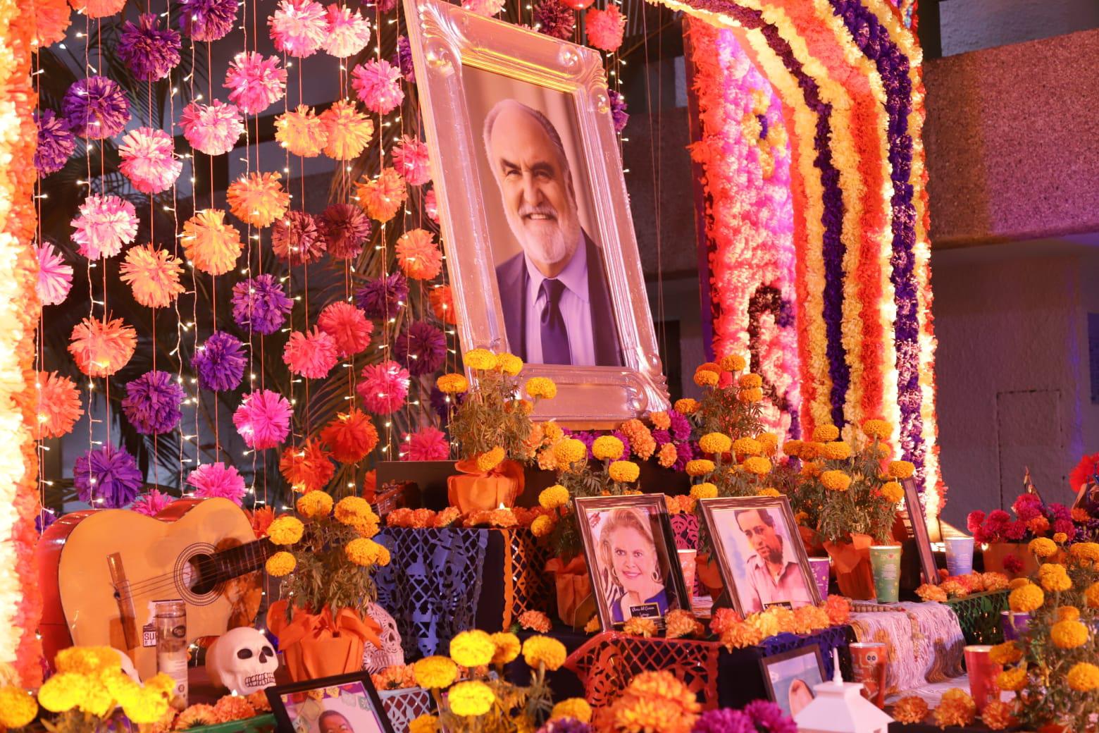 $!Una fotografía del empresario se encuentra en el medio del altar.