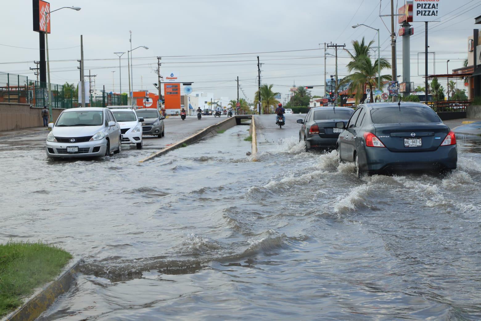 $!Lluvias dejan nuevamente calles encharcadas en Mazatlán