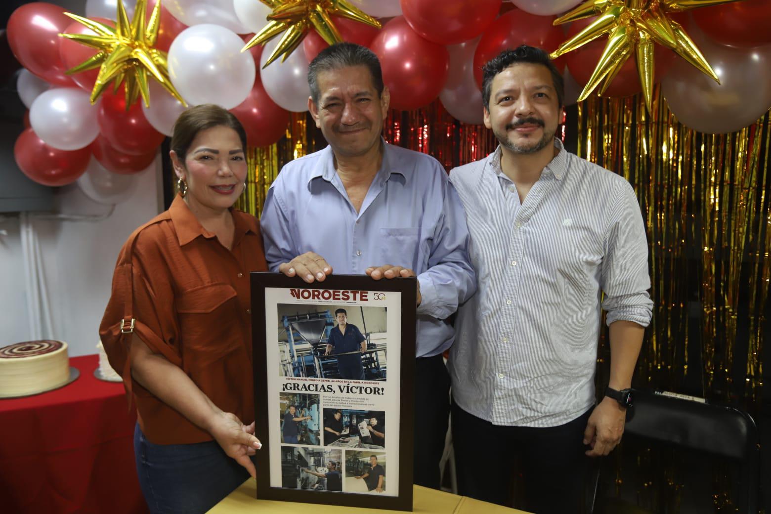 $!Elizabeth Peraza y Adrián López Ortiz le hicieron entrega de un reconocimiento