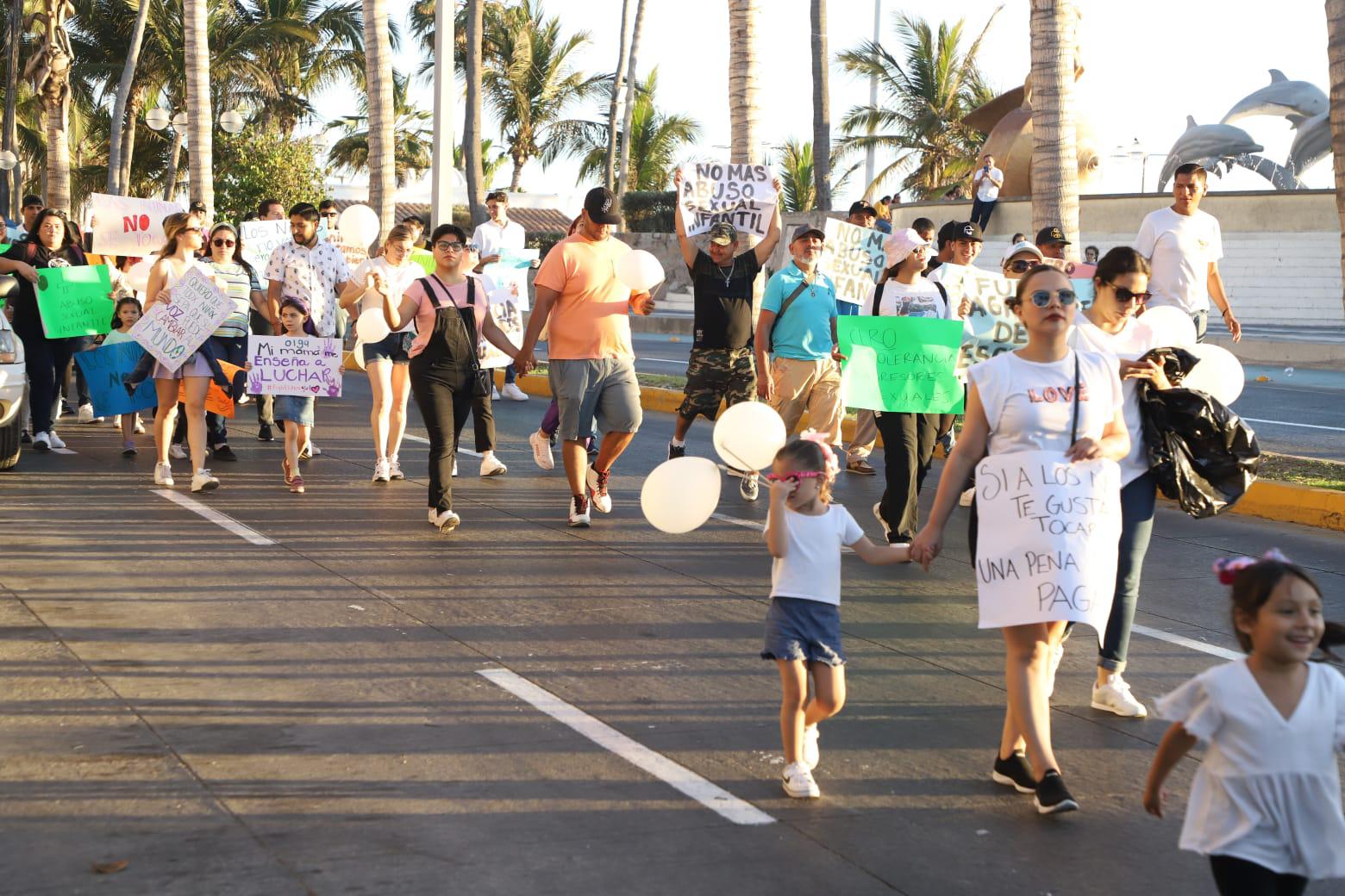 $!Colectivas hacen caminata para impulsar Ley de Protección a Menores