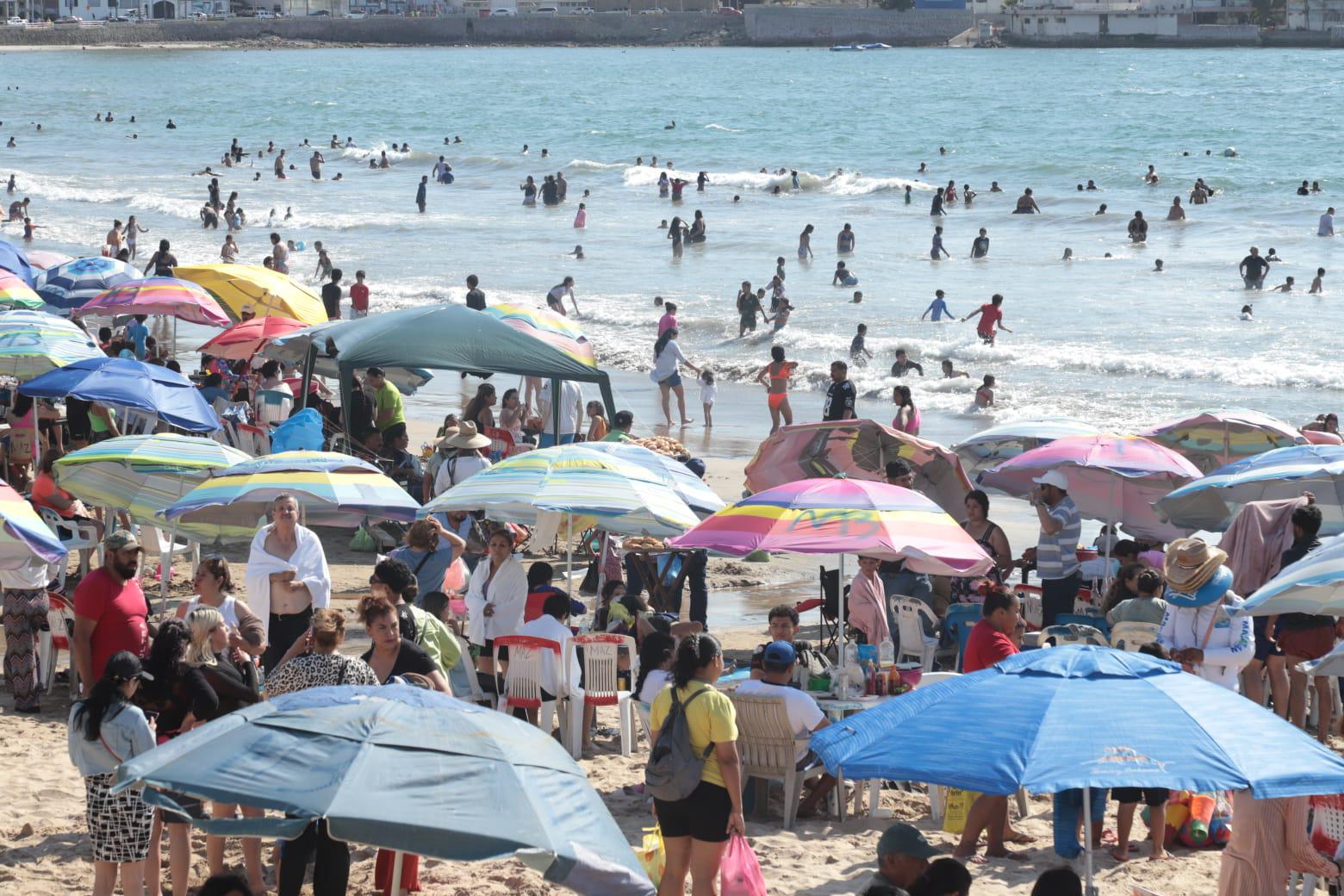 $!Disminuye la afluencia de turistas en playas de Mazatlán este Sábado de Gloria