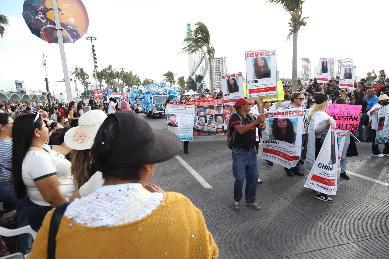 $!Colectivos de búsqueda reciben aplausos y apoyo durante el desfile del Carnaval de Mazatlán