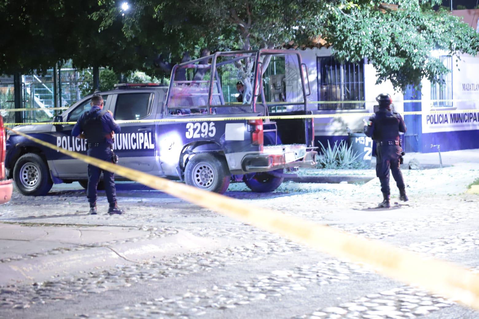 $!Lanzan artefacto explosivo a patrulla de la Policía Municipal de Mazatlán