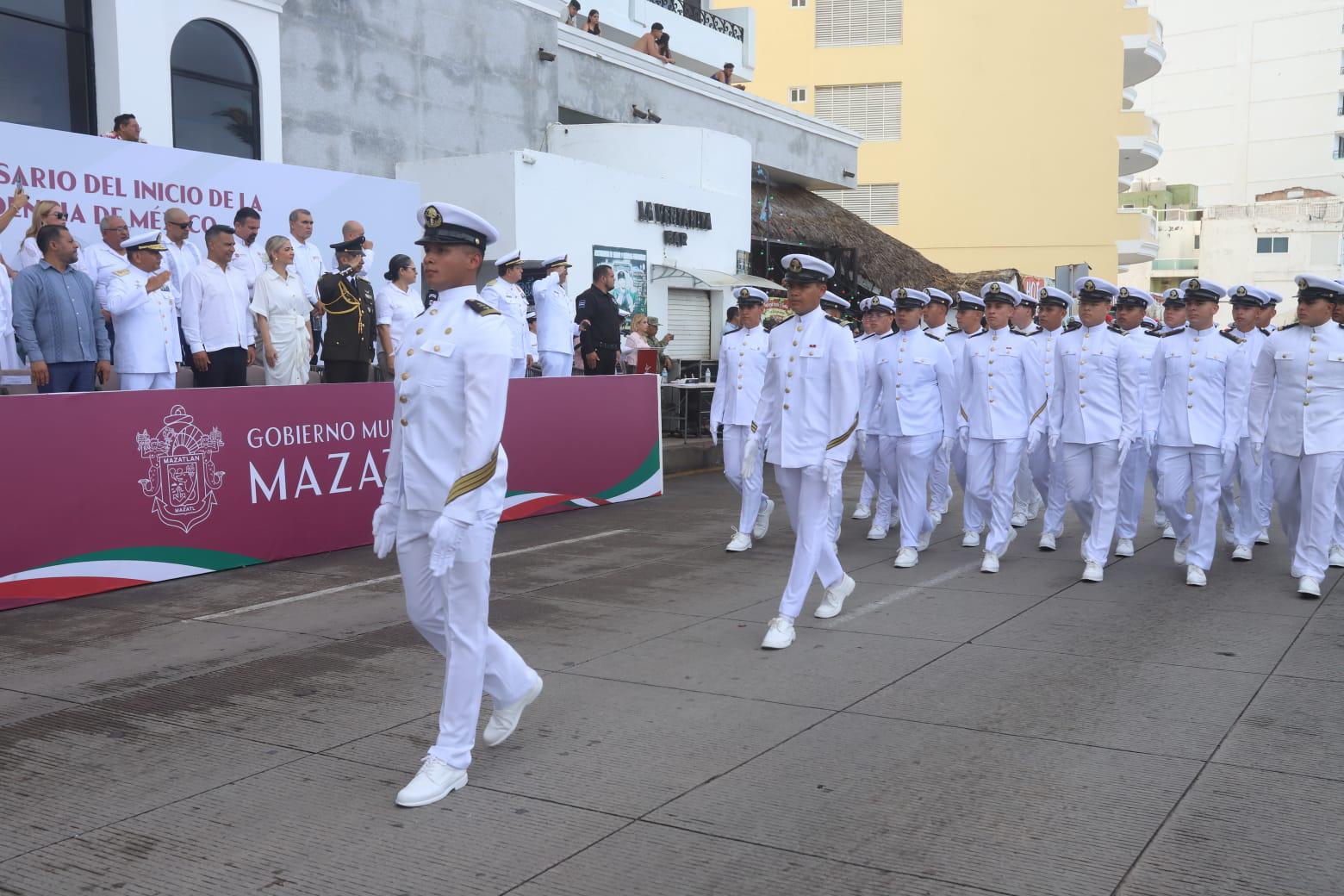 $!Cadetes de la Escuela Náutica Mercante “Capitán de Altura Antonio Gómez Maqueo”, durante el desfile.