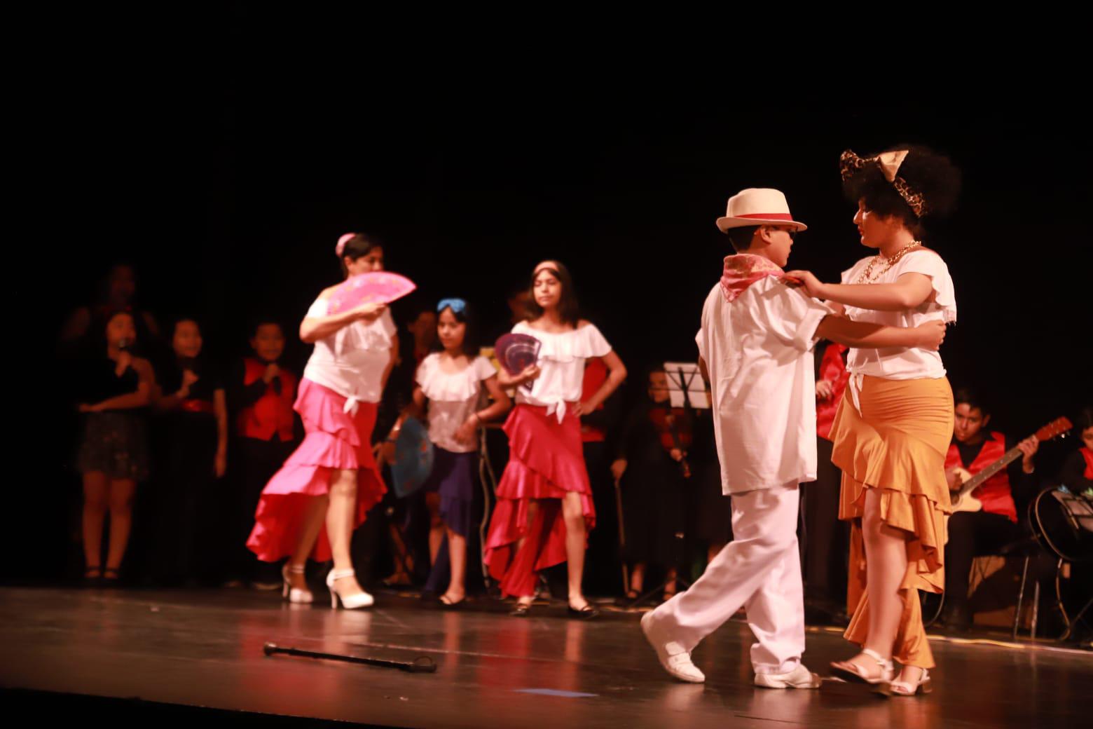 $!El baile del danzón se hizo presente en el escenario con la canción “La negrita Cucurumbé”.