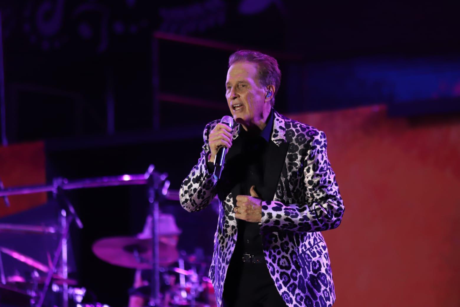 $!Conquista Emmanuel y Alexander Acha al público de la Coronación de Carolina III