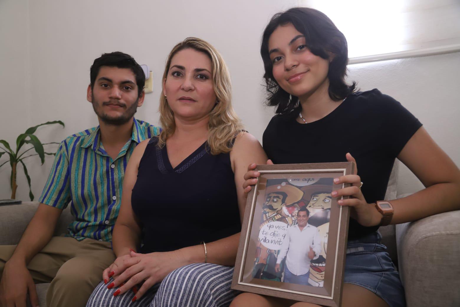 $!Víctor Manuel y Érika Robles, junto a su mamá Érika. Familia del empresario Víctor Robles.