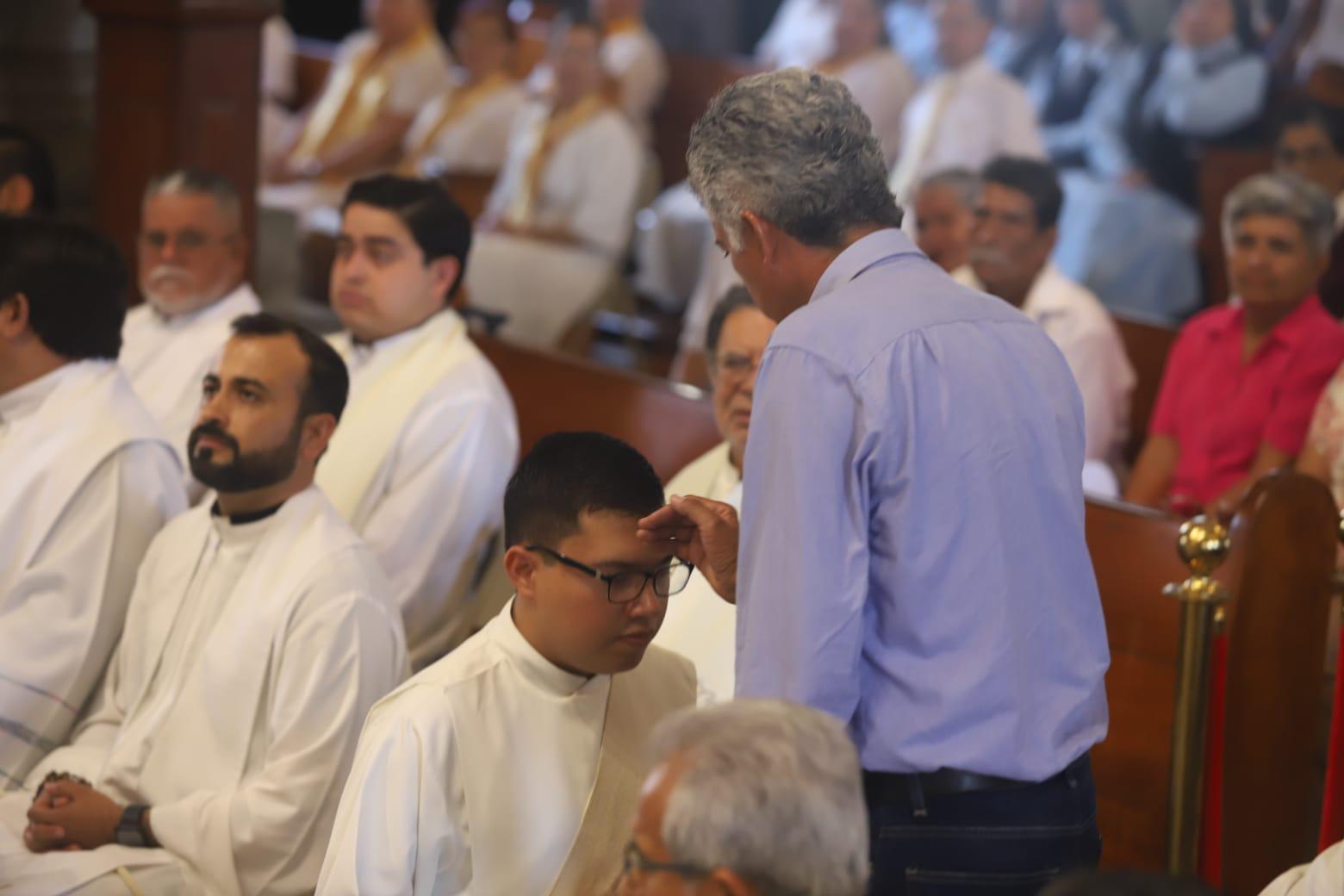 $!Celebra Obispo de Mazatlán 30 años de su ordenación