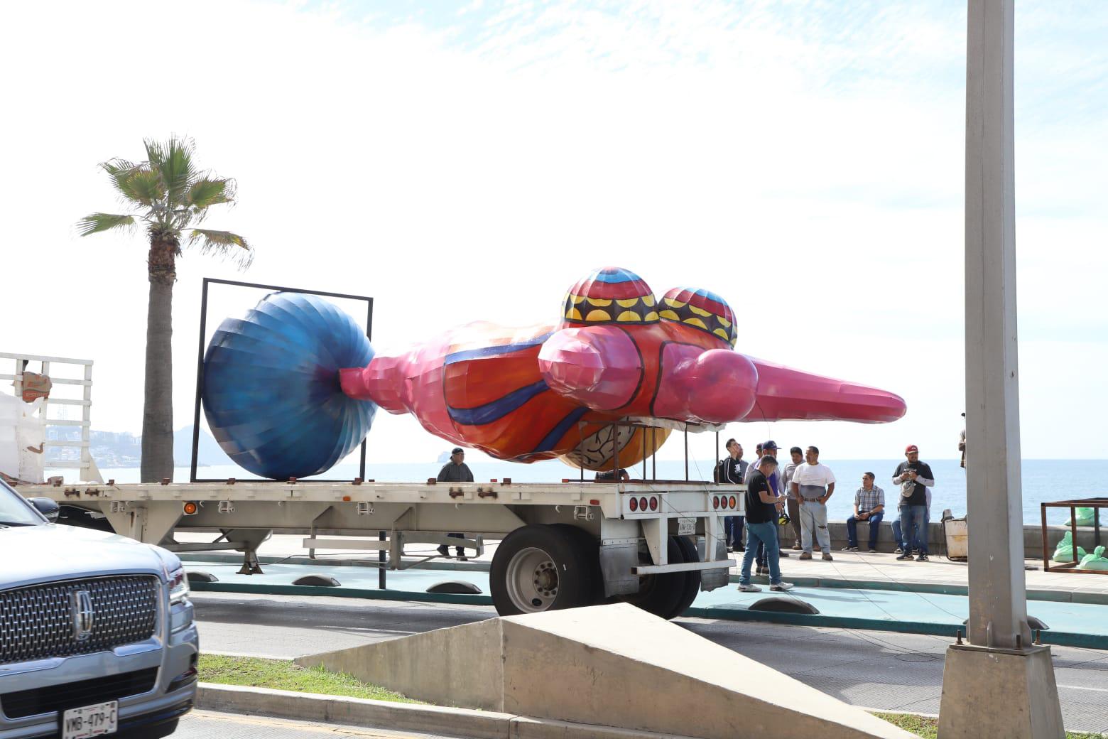 $!Llegan los monigotes del Carnaval al malecón de Mazatlán; serán colocadas 11