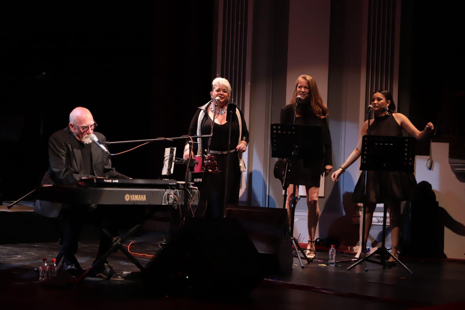 $!Las voces de Queenie, Lori Davidson y Dania Gallardo deleitaron al público.