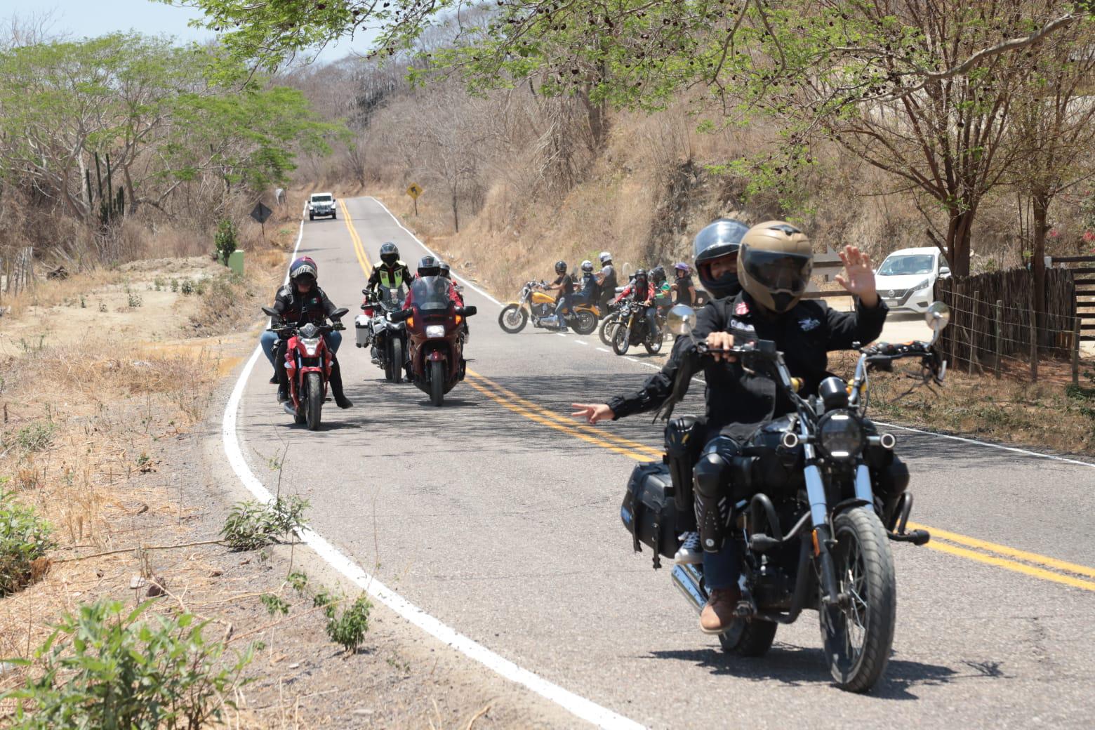 $!Disfrutan decenas de bikers de la tradicional rodada regional a La Noria