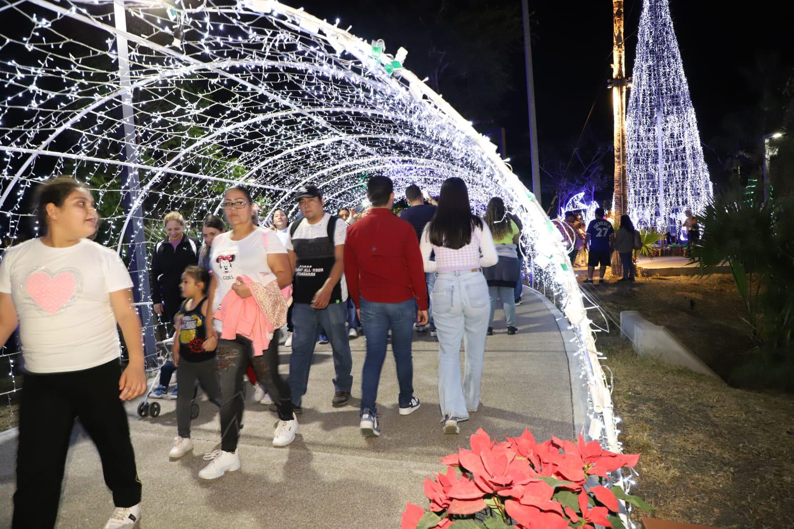 $!Ilumina la Villa Navideña el Parque Central de Mazatlán