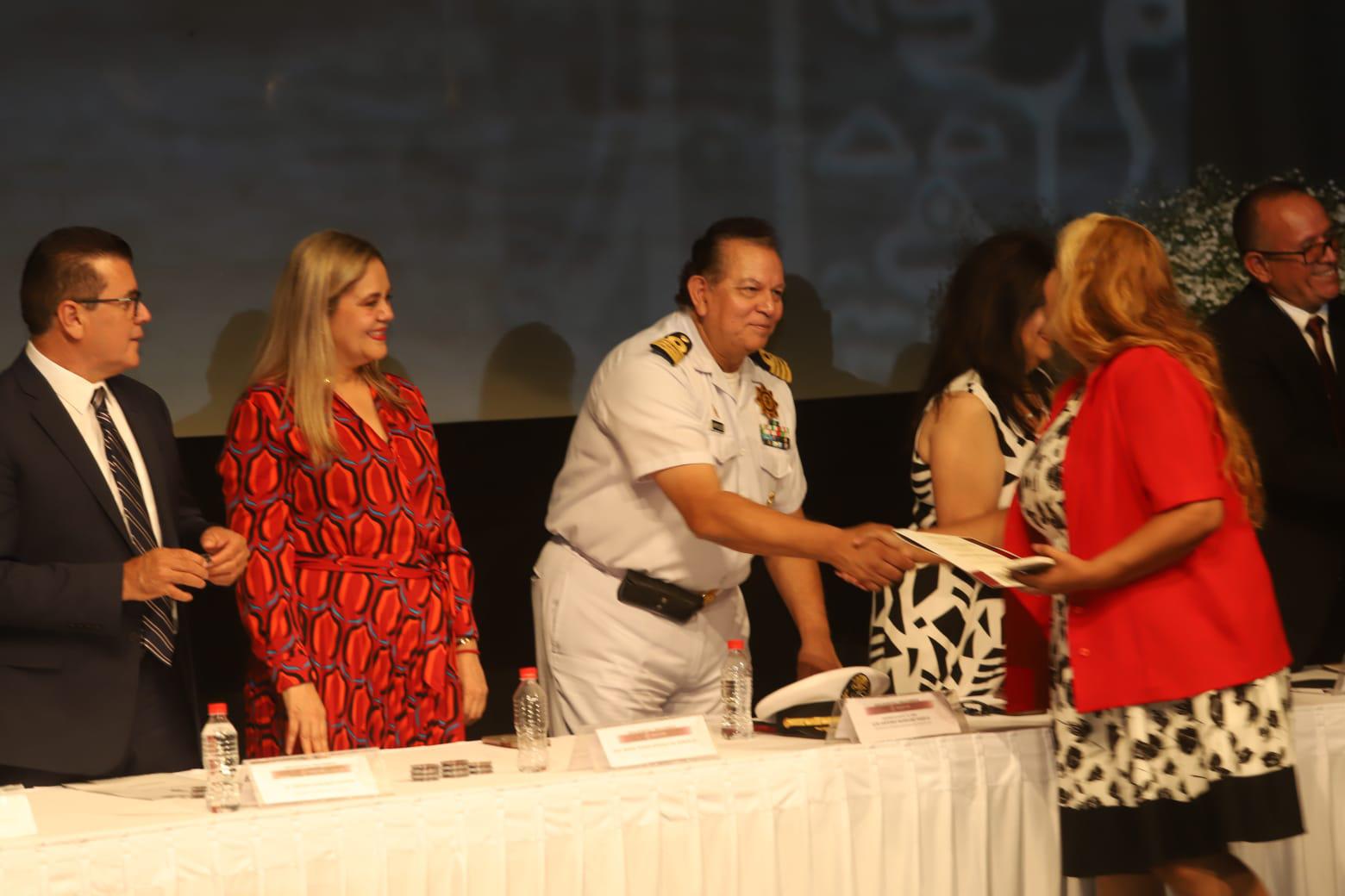 $!Entregan Medalla Rafael Ramírez 2024 a 66 maestras y maestros de Mazatlán