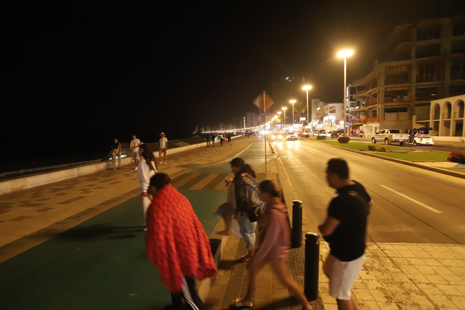 $!‘Pasea’ la policía sin poner orden en las playas de Mazatlán la noche de este lunes
