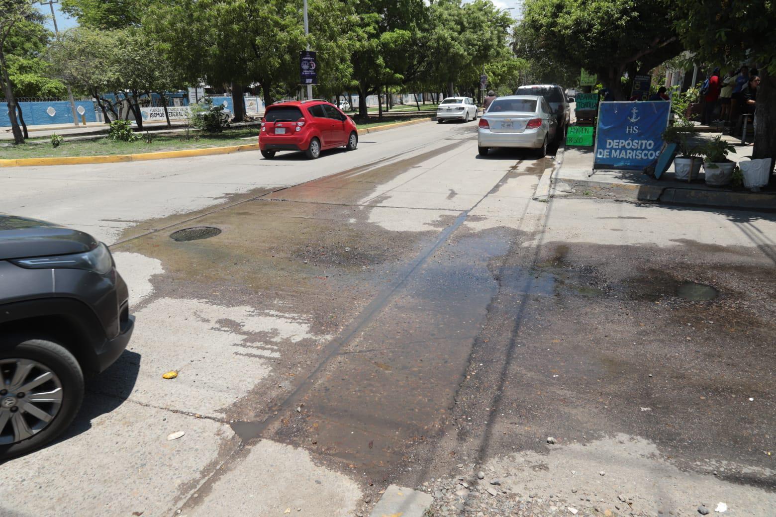 $!Vecinos de la 20 de Noviembre denuncian tres semanas con fuga de drenaje sin atención