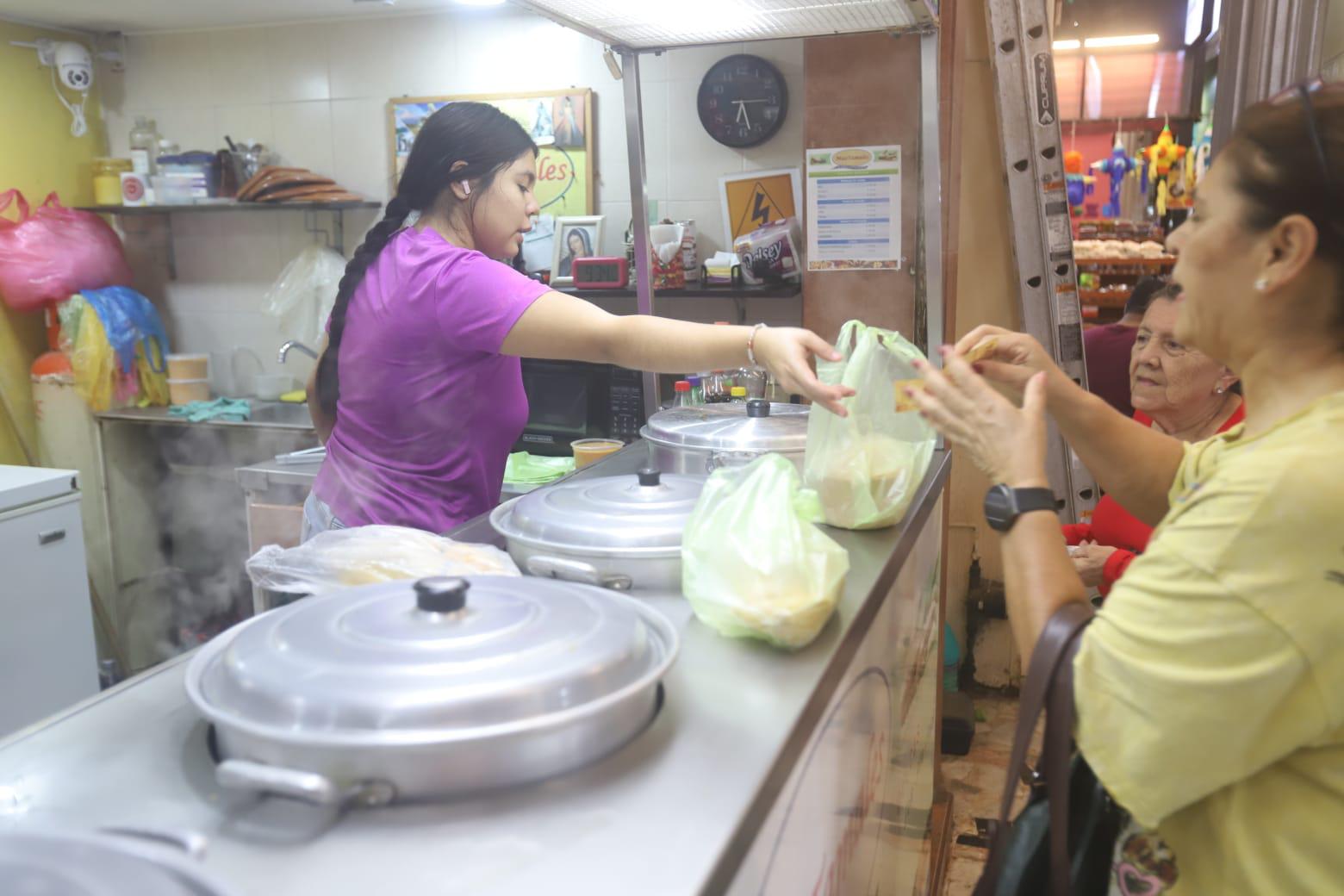 $!Aprovechan mazatlecos la tamaliza este Día de la Candelaria