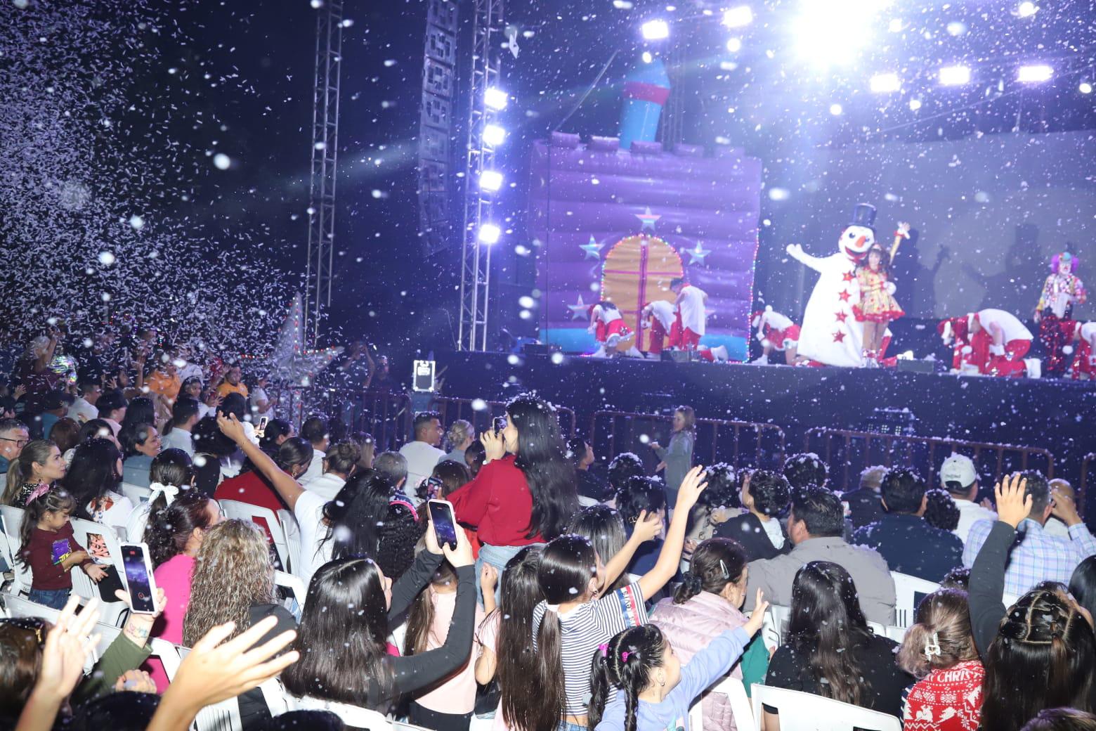 $!Deleita Tatiana a niños y adultos con su concierto navideño en Mazatlán