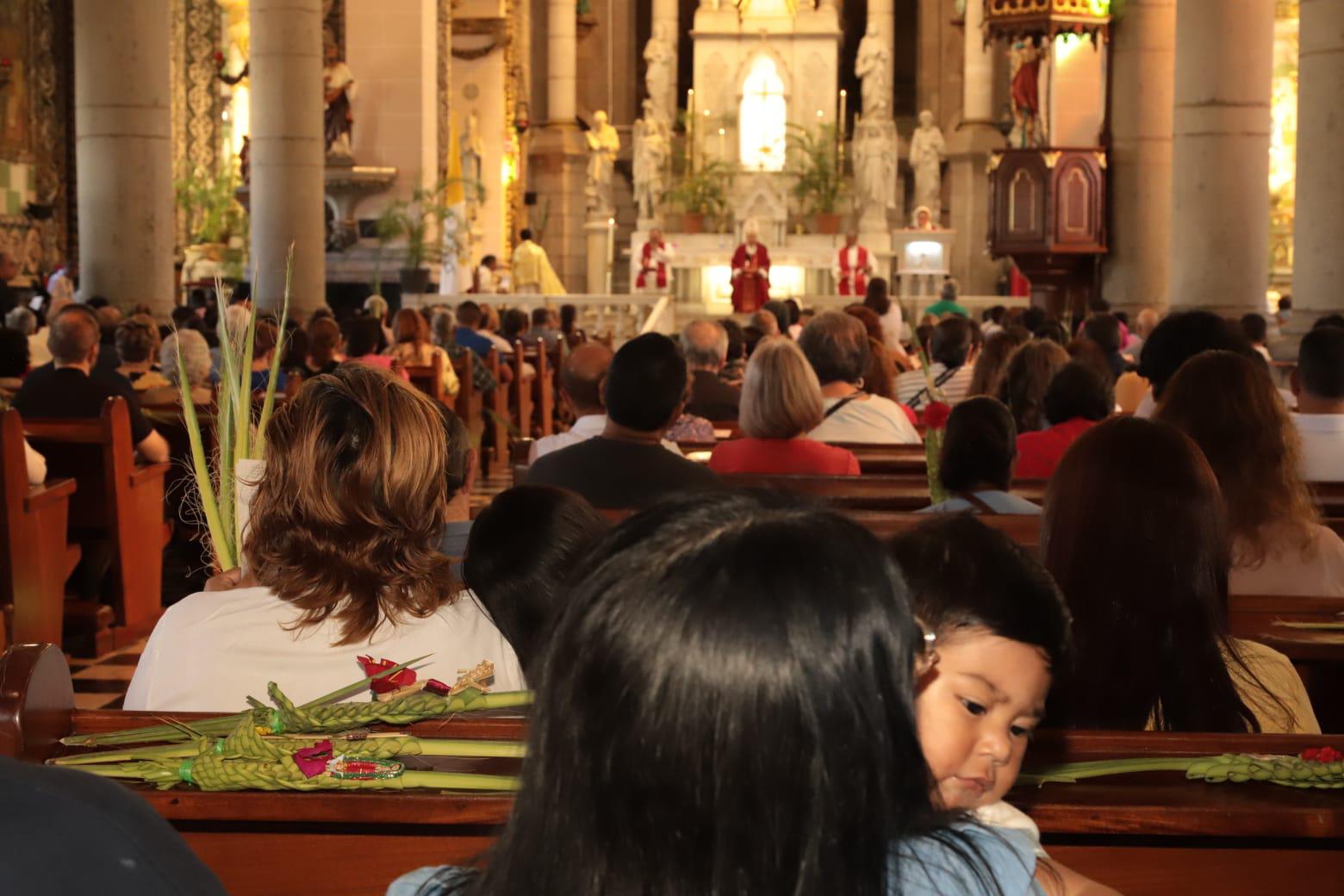 $!Encabeza Obispo de Mazatlán bendición de palmas en Catedral este Domingo de Ramos